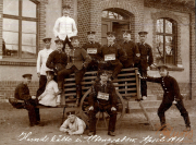 Soldaten des III. Batl. IV Thüring. Inf. Regt. 72 posieren vor einem Gebäude in Altenburg im Jahr 1911