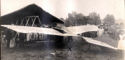 Vorführung eines Flugzeugs durch das III. Bataillon des IV. Thüringischen Infanterie-Regiments 72 im frühen 20. Jahrhundert