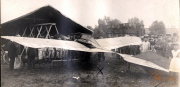 Vorführung eines Flugzeugs durch das III. Bataillon des IV. Thüringischen Infanterie-Regiments 72 im frühen 20. Jahrhundert