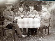 Militärangehörige des III. Batl. IV Thüring. Inf. Regt. 72 beim Kartenspielen im Freien