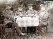 Militärangehörige des III. Batl. IV Thüring. Inf. Regt. 72 beim Kartenspielen im Freien