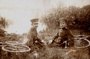 Soldaten des III. Batl. IV Thüring. Inf. Regt. 72 entspannen am Ufer während des Ersten Weltkriegs