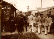 Gruppenbild von Soldaten des III. Bataillons des IV. Thüringischen Infanterie-Regiments 72 in einem Garten