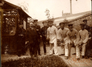 Gruppenbild von Soldaten des III. Bataillons des IV. Thüringischen Infanterie-Regiments 72 in einem Garten