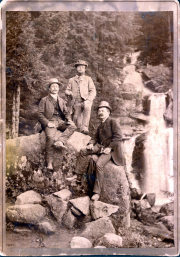 Drei Männer posieren vor einem Wasserfall im Thüringer Wald während des III. Bataillons IV Thüringischen Infanterie-Regiments 72