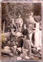 Drei Männer posieren vor einem Wasserfall im Thüringer Wald während des III. Bataillons IV Thüringischen Infanterie-Regiments 72