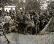 Soldaten des III. Bataillons des IV. Thüringischen Infanterie-Regiments 72 in einer Lagerstätte während des Ersten Weltkriegs
