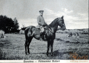 Rittmeister Bollert im III. Bataillon des IV. Thüringischen Infanterie-Regiments 72 auf seinem Pferd Boratina in der Natur