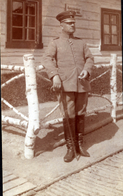 Soldat des III. Bataillons des IV. Thüringischen Infanterie-Regiments 72 vor einem Militärgebäude