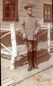 Soldat des III. Bataillons des IV. Thüringischen Infanterie-Regiments 72 vor einem Militärgebäude