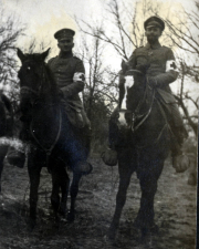 Zwei Soldaten des III. Bataillons des IV. Thüringischen Infanterie-Regiments 72 auf Pferden in einer bewaldeten Umgebung