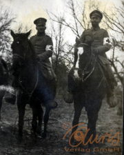 Zwei Soldaten des III. Bataillons des IV. Thüringischen Infanterie-Regiments 72 auf Pferden in einer bewaldeten Umgebung