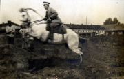 Reiter des III. Bataillons IV Thüringischen Infanterie-Regiments 72 springt über ein Hindernis