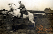 Reiter des III. Bataillons IV Thüringischen Infanterie-Regiments 72 springt über ein Hindernis