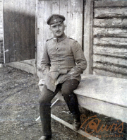 Offizier des III. Batl. IV Thüring. Inf. Regt. 72 sitzt vor einer Holzbaracke