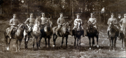 Reiter des III. Bataillons des IV. Thüringischen Infanterie-Regiments 72 während des Ersten Weltkriegs im Wald