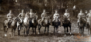 Reiter des III. Bataillons des IV. Thüringischen Infanterie-Regiments 72 während des Ersten Weltkriegs im Wald