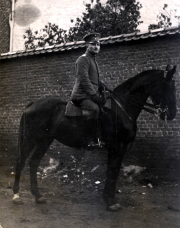 Soldat des III. Bataillons des IV. Thüringischen Infanterie-Regiments 72 zu Pferd in ländlicher Umgebung