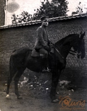 Soldat des III. Bataillons des IV. Thüringischen Infanterie-Regiments 72 zu Pferd in ländlicher Umgebung