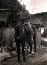 Reiter eines Thüringer Infanterie-Regiments während des Ersten Weltkriegs in ländlicher Umgebung