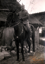 Reiter eines Thüringer Infanterie-Regiments während des Ersten Weltkriegs in ländlicher Umgebung
