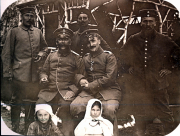 Soldaten des III. Batl. IV Thüring. Inf. Regt. 72 posieren mit Zivilisten in historischer Umgebung