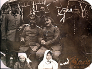 Soldaten des III. Batl. IV Thüring. Inf. Regt. 72 posieren mit Zivilisten in historischer Umgebung