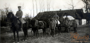 Reiter und Soldaten des III. Batl. IV Thüring. Inf. Regt. 72 während des Ersten Weltkriegs in ländlicher Umgebung