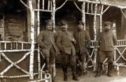 Soldaten des III. Batl. IV Thüring. Inf. Regt. 72 posieren vor einer rustikalen Hütte während des Ersten Weltkriegs