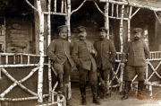 Soldaten des III. Batl. IV Thüring. Inf. Regt. 72 posieren vor einer rustikalen Hütte während des Ersten Weltkriegs