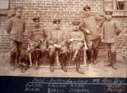 Militärpersonal des III. Bataillons des IV. Thüringischen Infanterie-Regiments 72 in der Feldvorbereitung