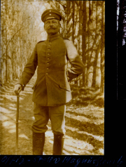Offizier des III. Batl. IV Thüringischen Infanterie-Regiments 72 in uniformierter Haltung entlang eines Waldweges