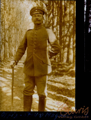 Offizier des III. Batl. IV Thüringischen Infanterie-Regiments 72 in uniformierter Haltung entlang eines Waldweges