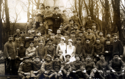 Gruppenbild des III. Bataillons des IV. Thüringischen Infanterie-Regiments 72 vor einem Denkmal in historischer Kleidung