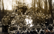Gruppenbild des III. Bataillons des IV. Thüringischen Infanterie-Regiments 72 vor einem Denkmal in historischer Kleidung
