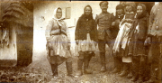Soldaten und Zivilisten des III. Bataillons des IV. Thüringischen Infanterie-Regiments 72 in der ländlichen Umgebung