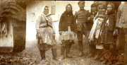 Soldaten und Zivilisten des III. Bataillons des IV. Thüringischen Infanterie-Regiments 72 in der ländlichen Umgebung