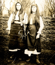 Eine historische Darstellung von Frauen in traditioneller Kleidung aus der Region Thüringen