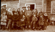 Soldaten des III. Bataillons des IV. Thüringischen Infanterie-Regiments 72 mit Familien in ländlichem Umfeld
