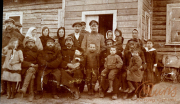 Soldaten des III. Bataillons des IV. Thüringischen Infanterie-Regiments 72 mit Familien in ländlichem Umfeld