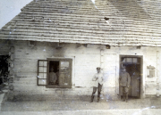 Soldaten des III. Bataillons des IV. Thüringischen Infanterie-Regiments 72 vor einem ehemaligen Bauernhaus