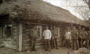 Soldaten des III. Bataillons des IV. Thüringischen Infanterie-Regiments 72 vor einem Bauernhaus während des Ersten Weltkriegs