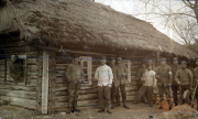 Soldaten des III. Bataillons des IV. Thüringischen Infanterie-Regiments 72 vor einem Bauernhaus während des Ersten Weltkriegs