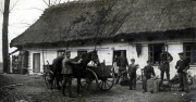 Soldaten des III. Batl. IV Thüring. Inf. Regt. 72 vor einem Reiterhof in ländlicher Umgebung