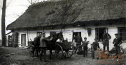 Soldaten des III. Batl. IV Thüring. Inf. Regt. 72 vor einem Reiterhof in ländlicher Umgebung