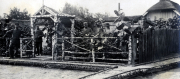 Soldaten des III. Batl. IV Thüringisches Infanterie-Regiment 72 vor einem Gartentor während des Ersten Weltkriegs