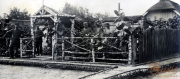 Soldaten des III. Batl. IV Thüringisches Infanterie-Regiment 72 vor einem Gartentor während des Ersten Weltkriegs