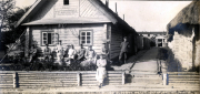 Soldaten des III. Bataillons des IV. Thüringischen Infanterie-Regiments 72 vor einem Holzhaus während des Ersten Weltkriegs