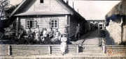 Soldaten des III. Bataillons des IV. Thüringischen Infanterie-Regiments 72 vor einem Holzhaus während des Ersten Weltkriegs