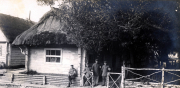 Soldaten des III. Batl. IV Thüring. Inf. Regt. 72 vor einem traditionellen Haus in ländlicher Umgebung